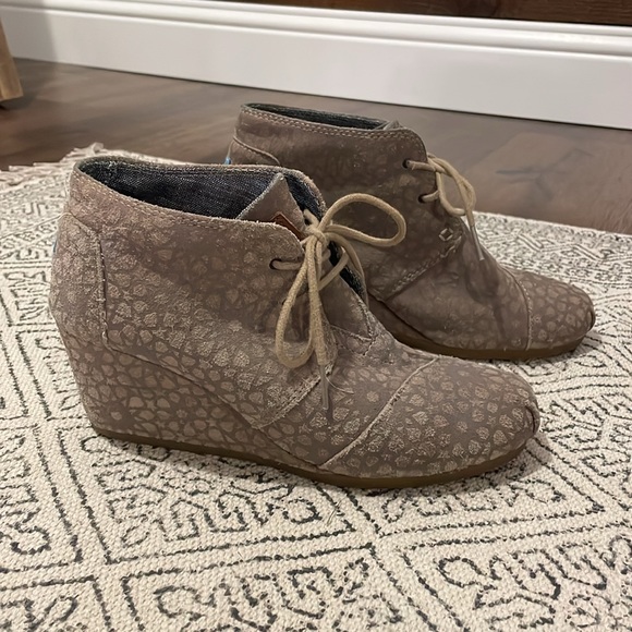 TOMS Desert 380813 Moroccan Wedge Bootie Suede Lace Up Womens Size W8 Taupe BK11 - Picture 1 of 5